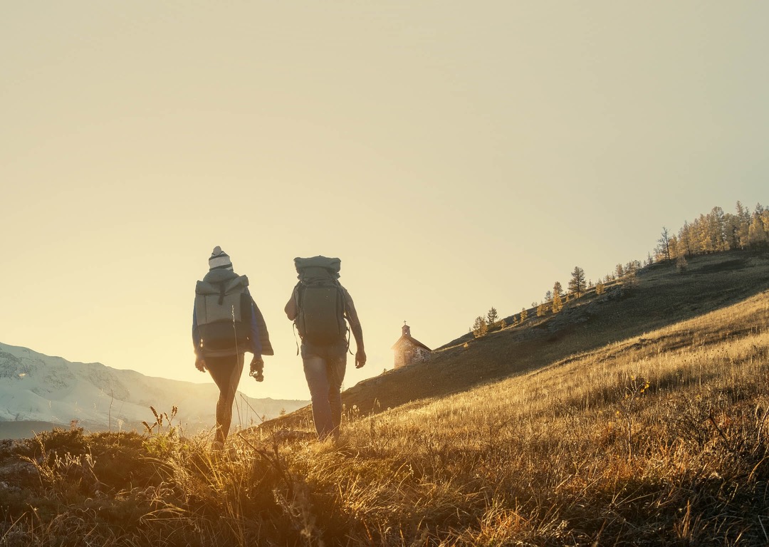 Grupo de personas caminando por una cresta montañosa